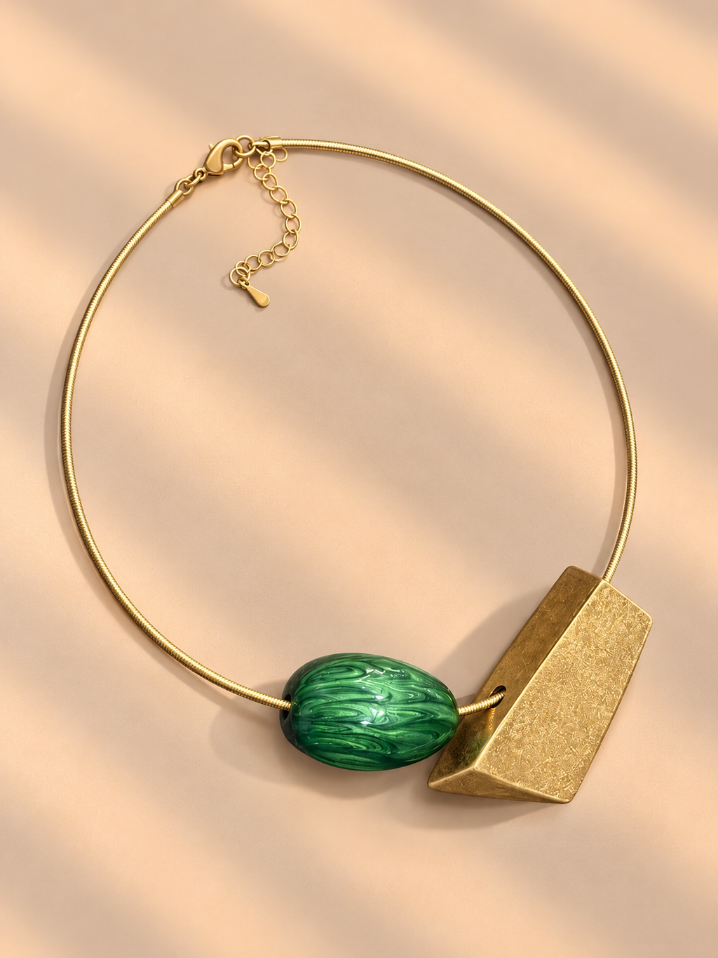 Collana geometrica rigida