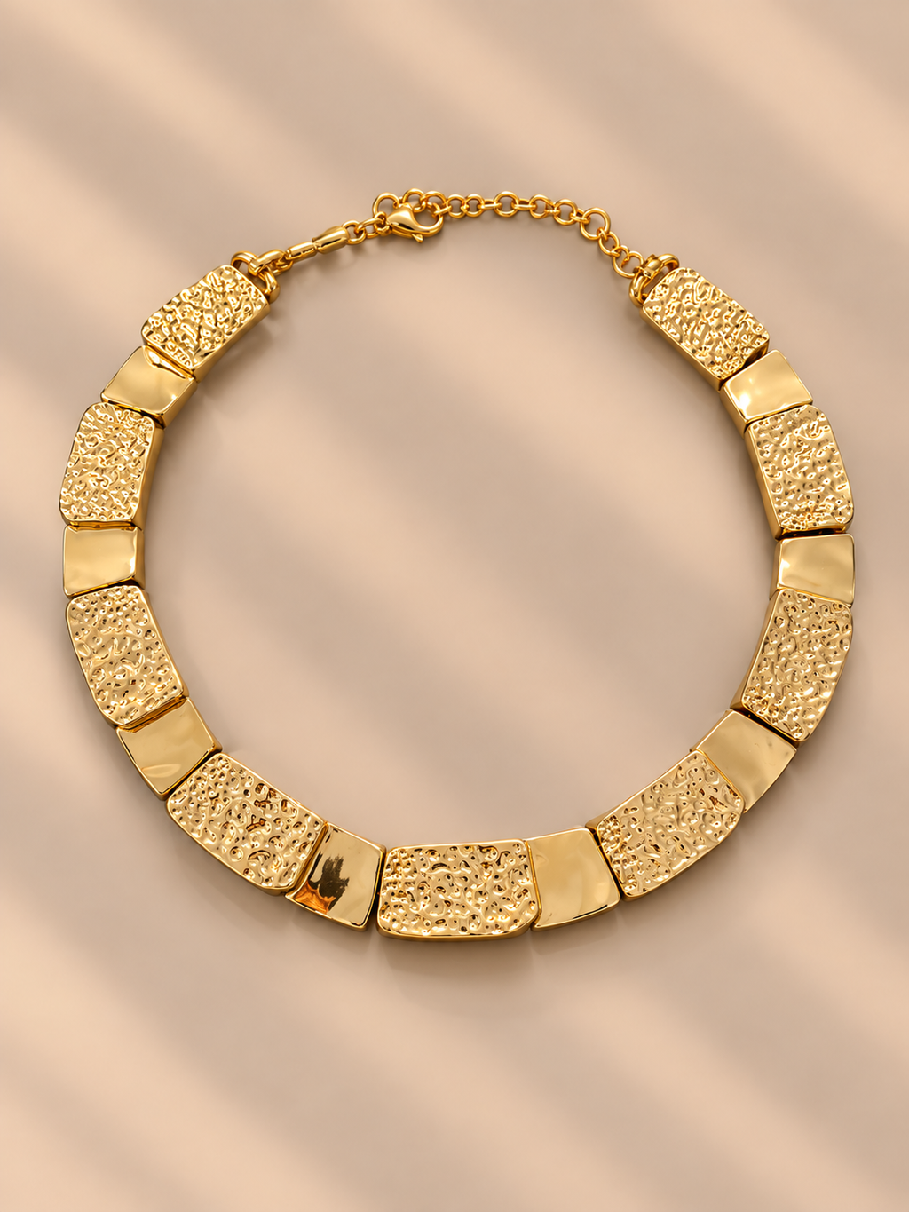 Collana girocollo rigida