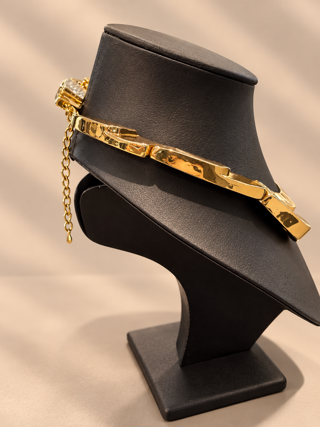 Collana girocollo rigida